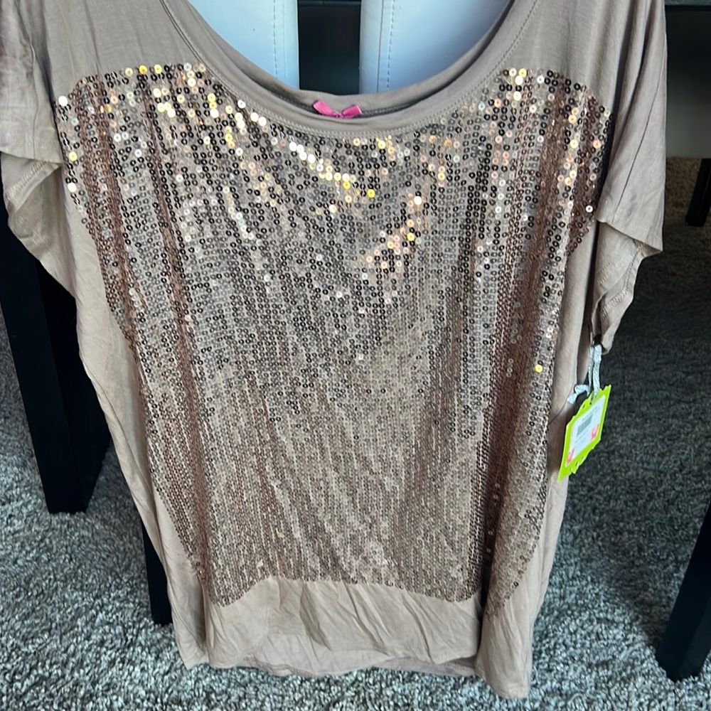 Short sleeve sequin top
